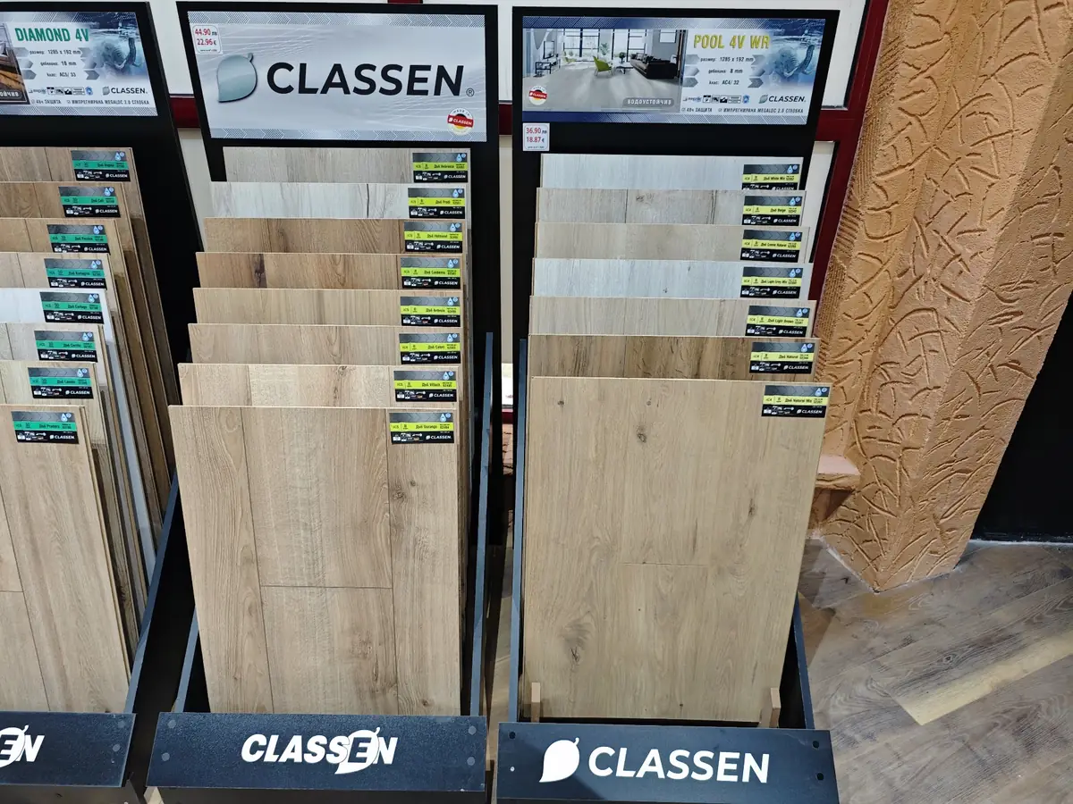 Classen дисплей със светли дъбови и дървесни настилки